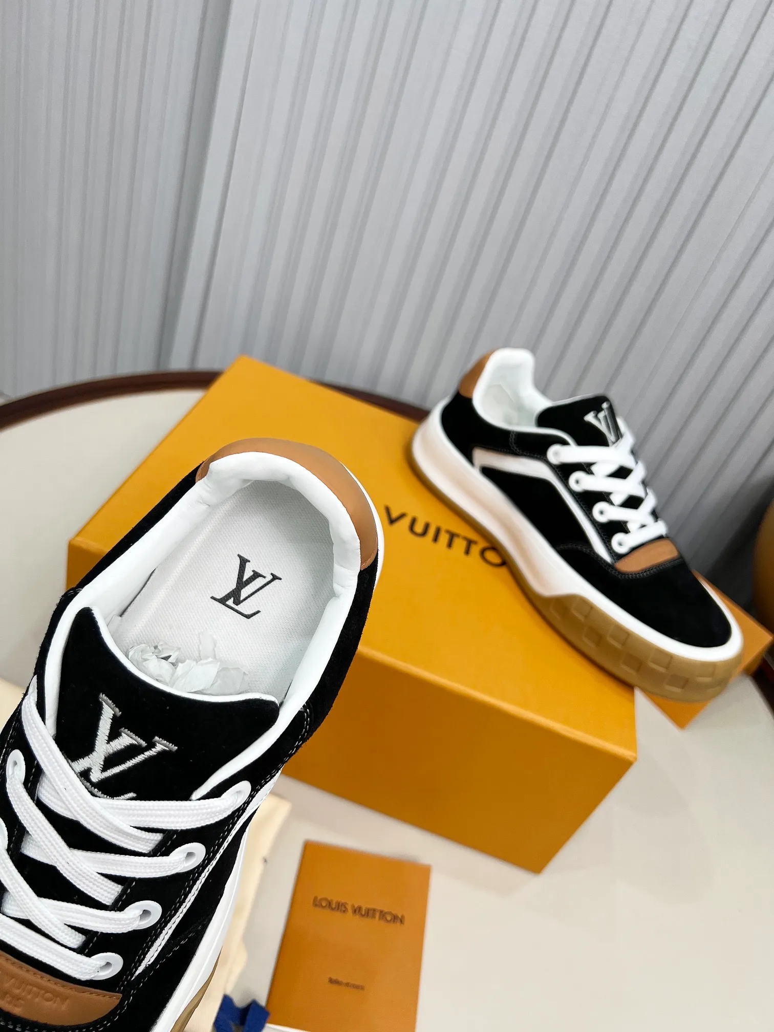 p620💰Men's shoes ❤️❤️❤️Top version LV-Louis Vuitton-Classic catwalk new style Air glue process·Original 1:1 development and reproduction! ! The upper foot is very comfortable. It is made of luxurious materials and fine workmanship. The midsole is printed with English letters "Made in Europe". The upper is made of calfskin imported from Italy. The side is decorated with the brand's LOGO and signature. The latest latex foot pads and mesh lining make the foot feel super comfortable. The original two-color TPU combination outsole is specially provided by the original factory. Bag technology Goodyear stitched edges Fabric: Exclusive custom first-layer cowhide Accessories: Exclusive private model Vuitton logo, lining: Customized silk mesh lining - first-layer silk cowhide lining Outsole: TPU combination outsole wear-resistant, non-slip and anti-yellowing Foot pads: new latex pads-mesh sweat-absorbent Counter technology: fully computerized sewing machine wire drawing Toe box back cover Hot and cold shaping Full set of pull-top last with medium and low logo pattern Code number 39-45